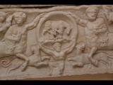 08691 ostia - museum - kindersarkophag - atlas haelt einen clipeus mit wolf - romulus - remus.jpg